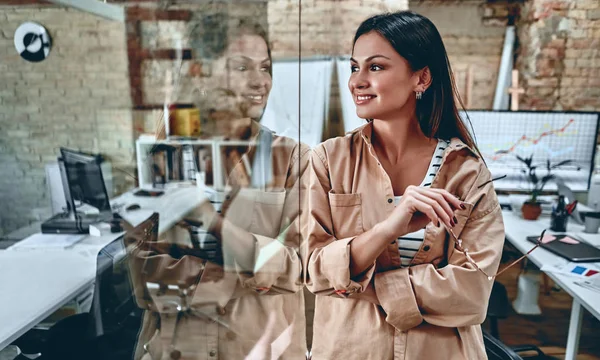 Joven mujer de negocios en el cargo — Foto de Stock