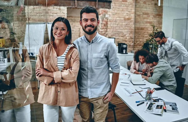 Jovens empresários em funções — Fotografia de Stock