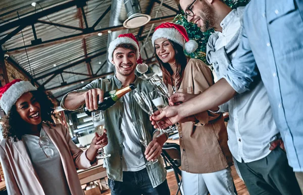 Celebrando o Natal no escritório — Fotografia de Stock