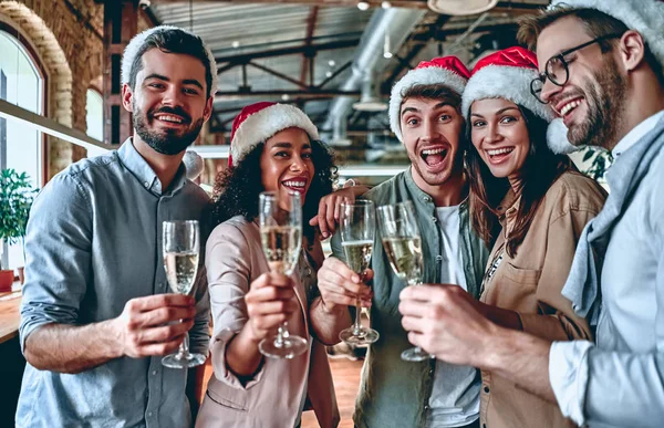 Celebrando o Natal no escritório — Fotografia de Stock