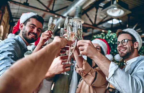 Celebrando o Natal no escritório — Fotografia de Stock