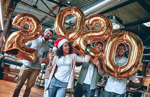 Celebrando o Natal no escritório — Fotografia de Stock