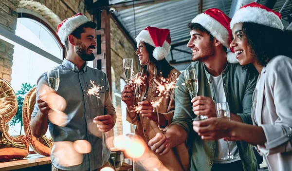 Celebrando o Natal no escritório — Fotografia de Stock