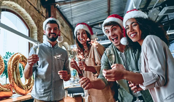 Celebrando o Natal no escritório — Fotografia de Stock