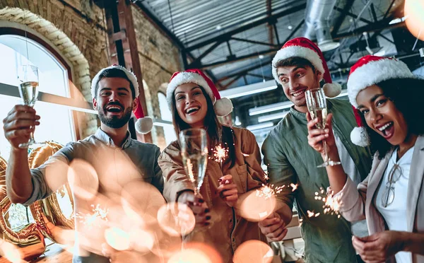 Celebrando o Natal no escritório — Fotografia de Stock