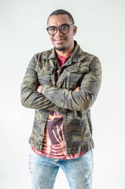 Gülümseyen adam çapraz kolları ile poz