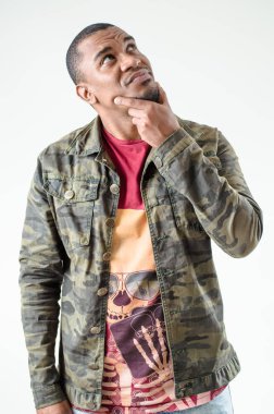  düşünerek arayan adam