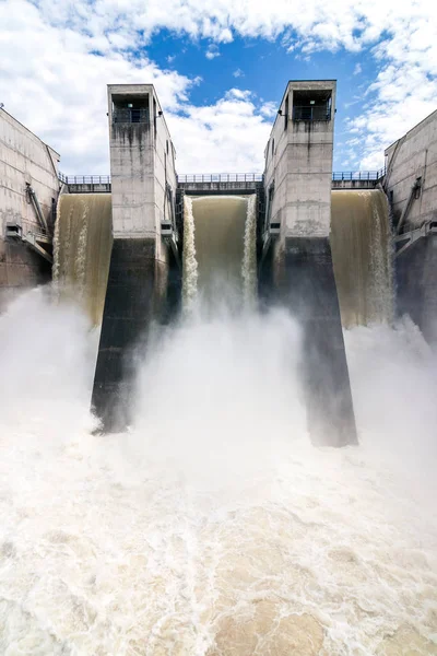 A barragem hidroeléctrica . — Fotografia de Stock