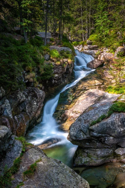在高塔特拉山区小河上的瀑布 — 图库照片