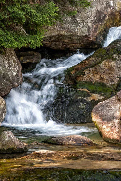 在高塔特拉山区溪水上瀑布 — 图库照片
