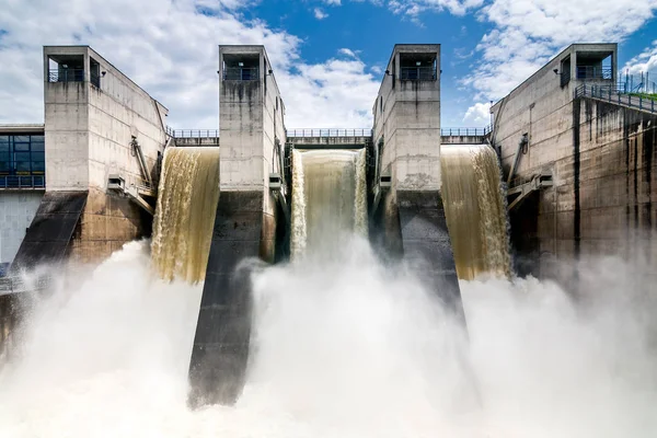 Drainage de l'eau du barrage hydroélectrique . — Photo