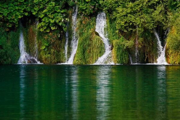 Cascada en el parque nacional Lagos de Plitvice —  Fotos de Stock