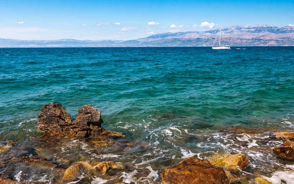 El mar con velero y costa de Croacia —  Fotos de Stock