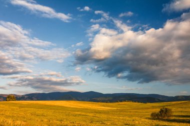 Dağlar ve mavi gökyüzü bulutlu, güneşli yatay.