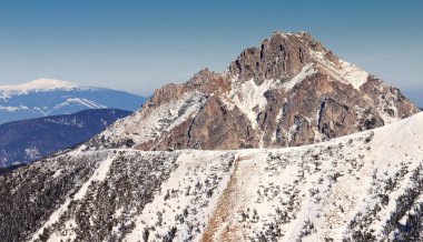 Tepelerin görünümünü karlı manzara.