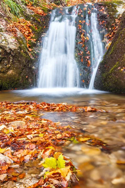 Cascata su un torrente nella foresta autunnale, parco nazionale Mala Fatra . — Foto Stock