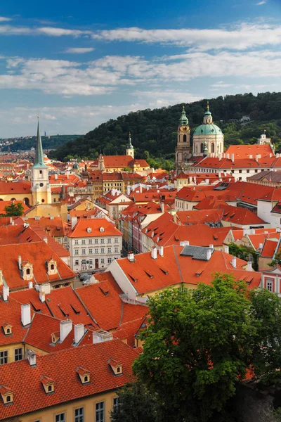 Mala Strana Prag'da kırmızı çatılar.