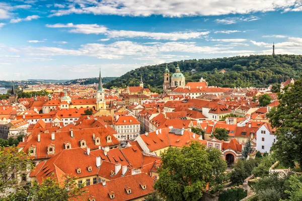 Červené střechy malé strany v Praze. — Stock fotografie