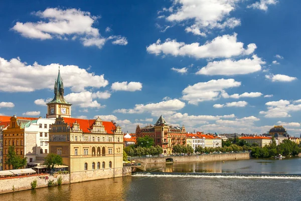 Río Moldava y su paseo marítimo en Praga . — Foto de Stock