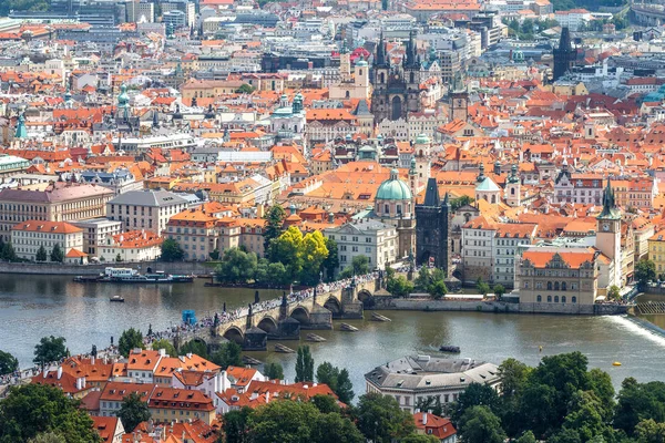 Pohled na panorama starého města s Karlův most v Praze. — Stock fotografie