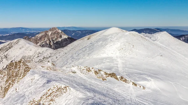 Snowy landscape view of hills. — Stock Photo, Image