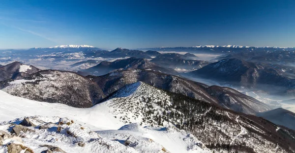 Śnieżny krajobraz widok wzgórza. — Zdjęcie stockowe