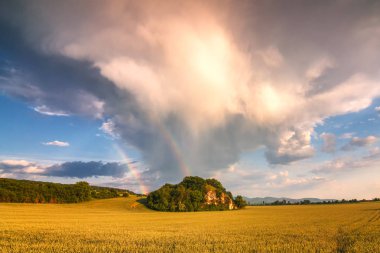 Gökkuşağı ile dramatik gökyüzü manzara.