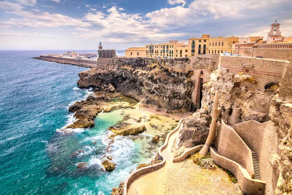 Stadsmuren, de vuurtoren en de haven in Melilla. — Stockfoto