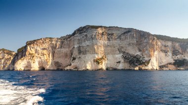 Deniz mağaraları ile dik kayalıklarla.