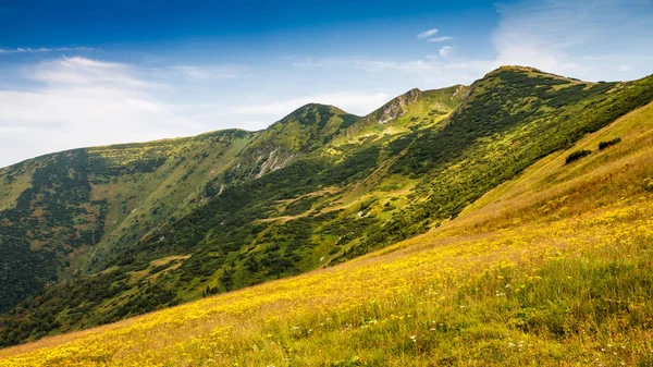 Berget åsar i dalen Vratna — Stockfoto