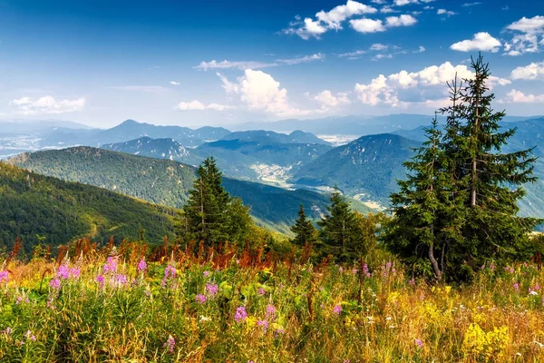 多山的国家，与北部斯洛伐克的山谷. — 图库照片