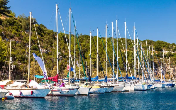 Veleros en el puerto de Gaios en la isla de Paxos . — Foto de Stock