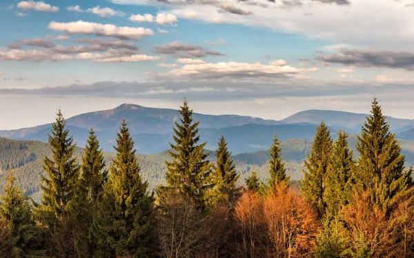 Dağlık kırsal kesimde sonbahar.