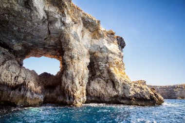 Bir uçurum penceresinde.