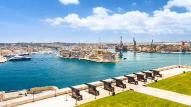 Valletta şehri liman ile görünümünü.