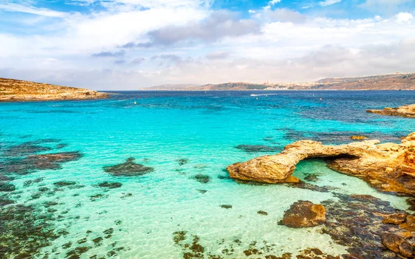 Turkuaz lagün Comino Adası yakınlarında.