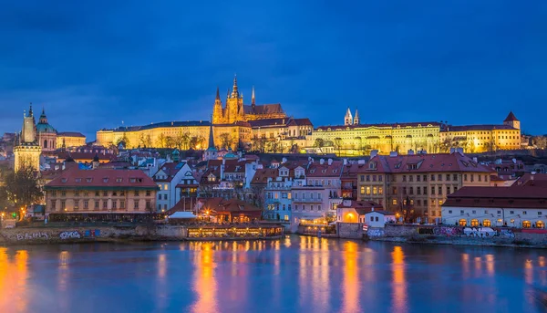 Prags slott på natten. — Stockfoto