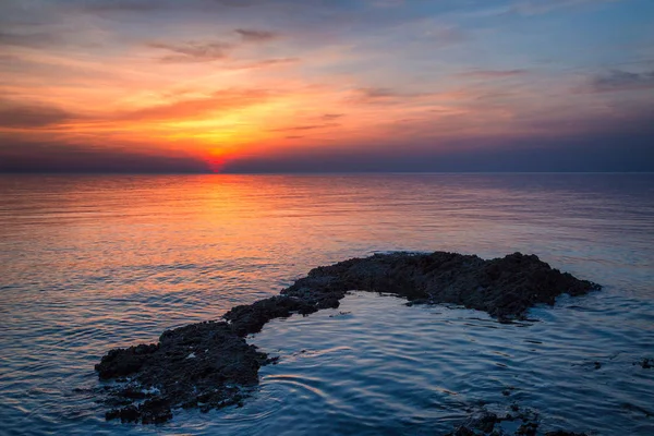 Zonsondergang aan de Adriatische Zee. — Stockfoto