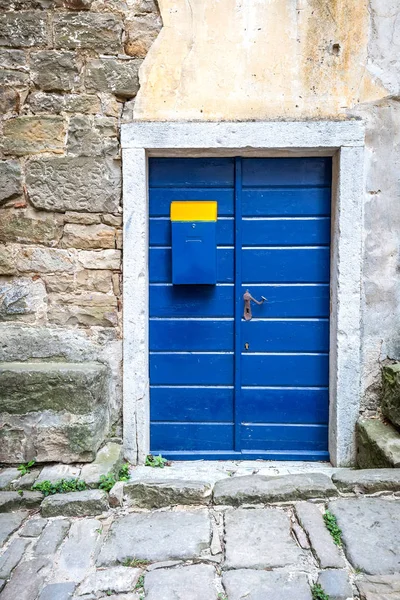 Puerta de entrada azul . — Foto de Stock