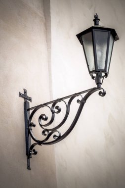 Bir antik metal sokak lambası.