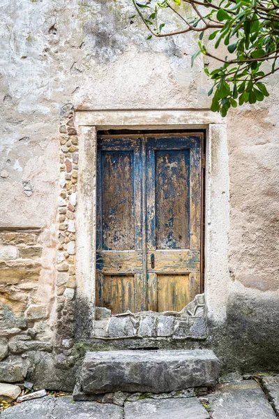 Old broken entrance door. — Stock Photo, Image