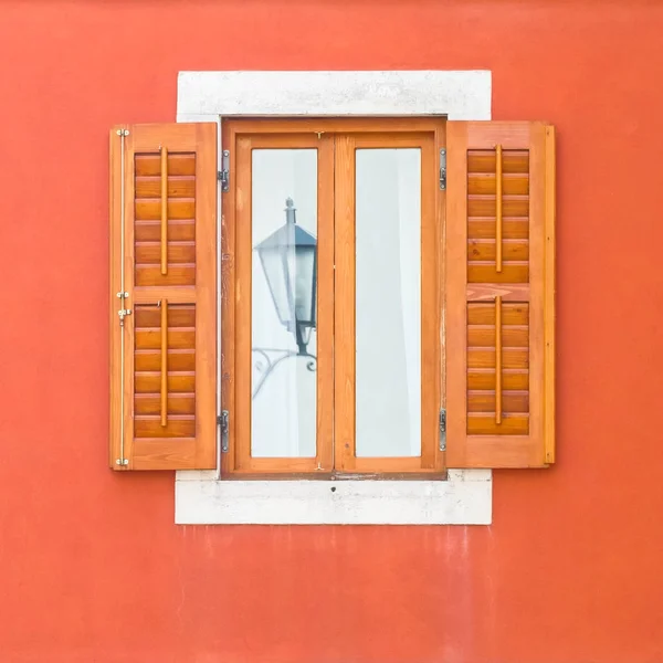 Una ventana con un reflejo . — Foto de Stock
