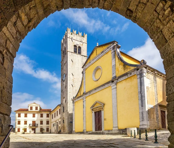 Ingresso alla piazza . — Foto Stock