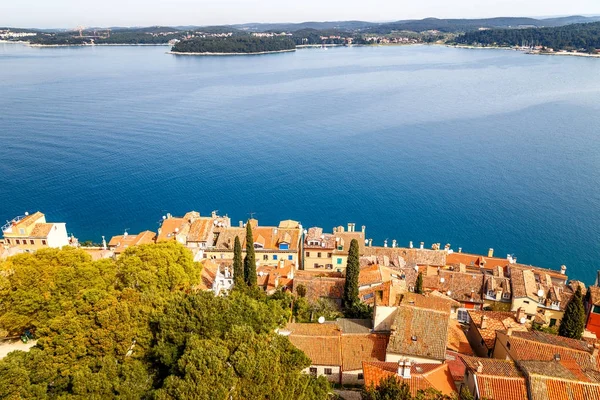 Paysage avec vue sur la mer et les maisons côtières . — Photo