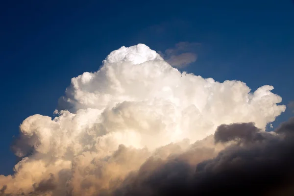 Cumulus wolk in de hemel. — Stockfoto