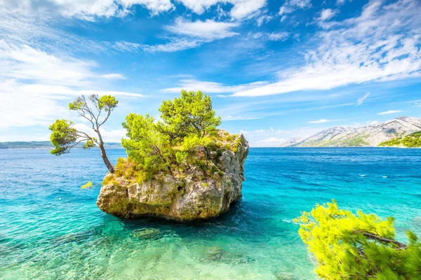 La roccia di Brela sul mare Adriatico . — Foto Stock
