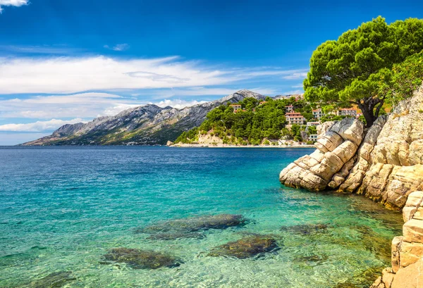 Sziklás partján az Adriai-tenger, a Resort, Brela. — Stock Fotó