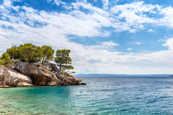 Sziklás partján az Adriai-tenger, a Resort, Brela. — Stock Fotó