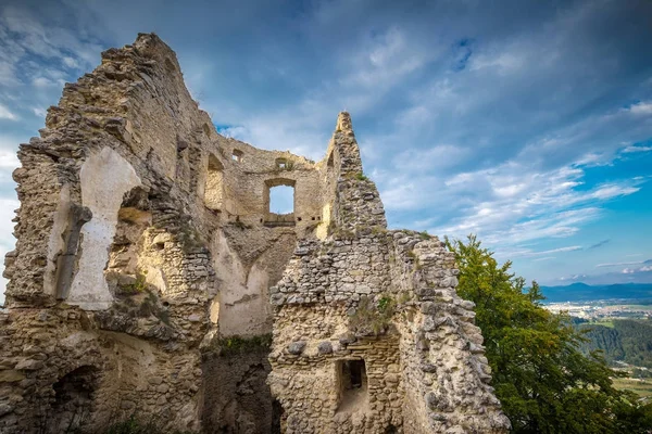 Les ruines d'un château médiéval Lietava . — Photo