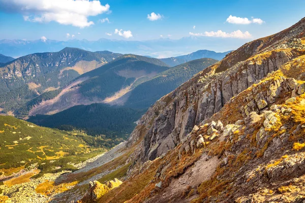 Uitzicht vanaf de bergkam van de lage Tatra National Park in Slowakije — Stockfoto